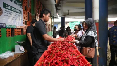 Pemprov DKI Jakarta melalui Perumda Pasar Jaya ikut membeli 1,4 ton cabai asal Aceh. (Sumber: beritajakarta.id | Foto: beritajakarta.id)