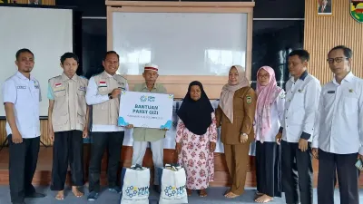 50 paket gizi dan sembako disalurkan kepada lansia dan anak yatim, serta 2 paket Anugerah Guru Pahlawan Bangsa kepada guru yang telah berjasa dan berdedikasi dalam dunia pendidikan. (Sumber: Ist)