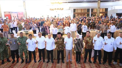 Gubernur Sumsel Herman Deru menandatangani MoU Pelabuhan Tanjung Carat bersama Menhub Dudy Purwagandhi—menandai langkah bersejarah Sumsel menuju pelabuhan samudera sendiri.