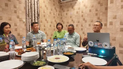 Pertemuan SMBC Indonesia dengan pelaku UKM legendaris Bandung, pemilik Tahu Talaga Yunsen, menjadi wujud nyata komitmen bank dalam mendukung inovasi lokal dan mendorong transformasi digital.