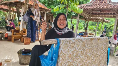 Istijanah sedang membuat batik tulis di pendopo Kampung Batik Giriloyo. (Sumber: AYOJAKARTA.COM | Foto: Katarina Erlita)