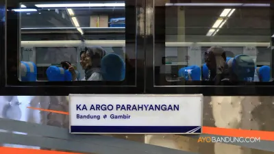 5 Alasan Mengapa Naik Kereta ke Bandung Lebih Nyaman, Tak Perlu Kena Macet! (Sumber: Ayobandung.com | Foto: Irfan Al-Faritsi)