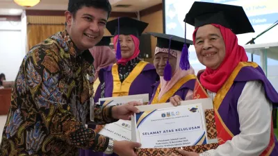 129 warga lansia dari 2 sekolah lansia yakni Sekolah Lansia Pasar Minggu dan Sekolah Lansia Fatmawati hari ini diwisuda hari ini Kamis, 13 November 2025 (Sumber: beritajakarta.id | Foto: beritajakarta.id)
