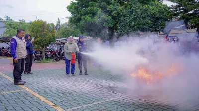 Simulasi Penggunaan Alat Pemadam Api Ringan (APAR) sebagai bagian program Keselamatan dan Kesehatan Kerja (K3) untuk membangun budaya kerja aman dan tanggap terhadap keadaan darurat.