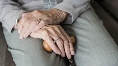 Bukan dari SPPG, Makan Gratis Program Kemensos untuk Lansia dan Disabilitas Dilakukan Pokmas