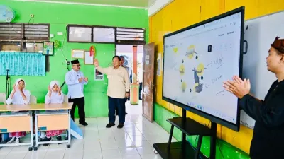 Mengintip Canggihnya Smartboard yang Mulai Dibagikan Pemerintah ke 75 Persen Sekolah di Indonesia