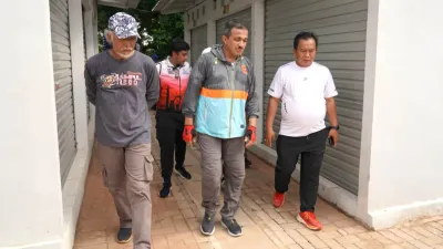 Wali Kota Jakarta Selatan, Muhammad Anwar melakukan pengecekan kesiapan Sentra Fauna dan Kuliner Lenteng Agung, Jagakarsa sebelum nantinya diresmikan. (Sumber: beritajakarta.id | Foto: beritajakarta.id)