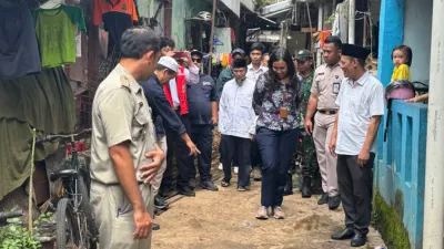 Primasari Setyaningrum, Sekretaris Perusahaan PT SMF bersama Wakil Camat Kecamatan Pancoran, Rudi Cahyadi, Ketua RW dan Ketua RT meninjau lokasi hasil pembangunan septic tank. (Dok PT SMF)