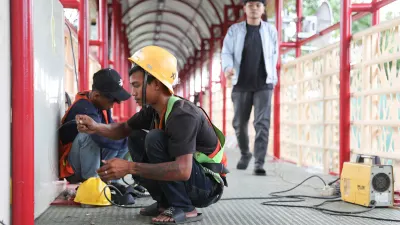 Pemeliharaan secara serentak dilakukan oleh Dinas Bina Marga Provinsi DKI Jakarta untuk memastikan kondisi Jembatan Penyeberangan Orang (JPO) tetap layak, aman dan nyaman(Sumber: beritajakarta.id | Foto: beritajakarta.id)