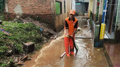 Terpantau 20 RT Banjir di DKI Jakarta, Pasukan Oranye Hadir Bersihkan Sisa Genangan Air 