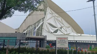Sudin CKTRP Jakarta Barat sudah melakukan investigasi terkait ambruknya atap lapangan padel tersebut. (Sumber: beritajakarta.id | Foto: beritajakarta.id)