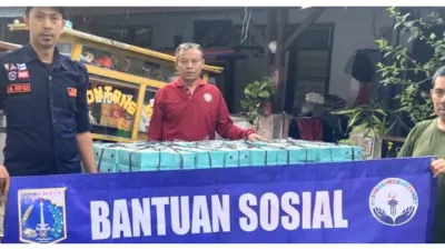Dinsos DKI Jakarta Salurkan Bansos untuk Warga yang Terdampak Banjir dan Tanah Longsor di Jaksel