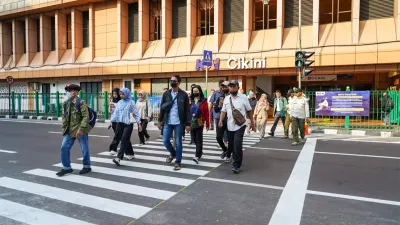 Jangan Panjat Pagar Lagi, Pemprov DKI Uji Coba Pelican Crossing di Stasiun Cikini