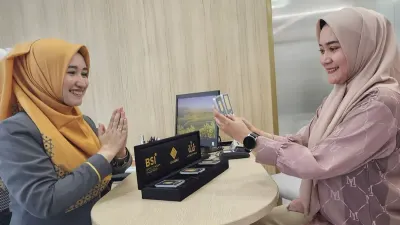 BSI Gold hadir sebagai solusi investasi syariah dengan harga mulai Rp2,15 juta/gram, bersertifikasi SNI 99,99%, bisa dicicil, dan mudah buyback di outlet BSI.