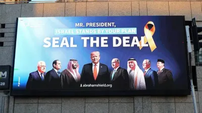 Foto Presiden Prabowo yang dipajang di billboard Tel Aviv, Israel (Sumber: x@AbrahamShield25 | Foto: x@AbrahamShield25)