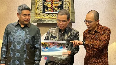 (Kiri-kana) Direktur PT Indocement Tunggal Prakarsa Tbk, Sunnira Ly ; Direktur Utama PT Indocement Tunggal Prakarsa Tbk, Christian Kartawijaya; dan Direktur dan Sekretaris Perusahaan Antonius Marcos usai RUPS di Jakarta, Rabu 1 April 2026