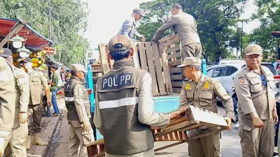 Personel gabungan dikerahkan menertibkan pedagang kaki lima (PKL) yang mengokupasi trotoar di sepanjang Jalan Raya Bogor, Kecamatan Ciracas. (Sumber: beritajakarta.id | Foto: beritajakarta.id)