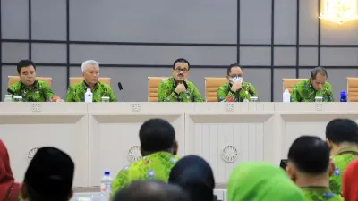 Wali Kota Jakarta Selatan, Muhammad Anwar meminta jajarannya untuk memperketat penggunaan kecerdasan buatan atau Artificial Intelligence (AI) serta pengelolaan akun media sosial (Medsos). (Sumber: beritajakarta.id | Foto: beritajakarta.id)
