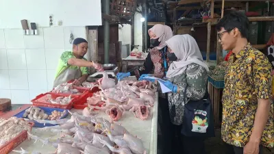 Pastikan bahan berbahaya tidak beredar di produk pangan, Suku Dinas Ketahanan Pangan, Kelautan, dan Pertanian (KPKP) Jakarta Utara lakukan pemeriksaan terhadap 64 sampel pangan (Sumber: beritajakarta.id | Foto: beritajakarta.id)