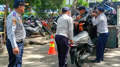 Parkir di Area Terlarang, 88 Kendaraan Roda Dua Terjaring Penertiban Dishub Jakarta Barat!