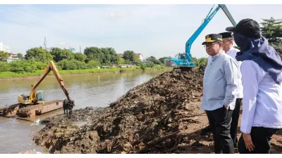 Gubernur Pramono Tinjau Langsung Pengerukan Kali Kanal Banjir Barat: Project Ini Nggak Boleh Gagal!