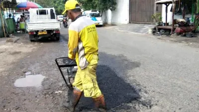Pasukan Kuning Satuan Pelaksana (Satpel) Bina Marga Kecamatan Cilincing, Jakarta Utara melakukan perbaikan jalan dan kanstin untuk meningkatkan keamanan serta kenyamanan. (Sumber: Beritajakarta.id | Foto: Beritajakarta.id)