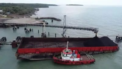 Proses muat batubara ke kapal tongkang. Foto: YouTube/Mang Ucup Sebuku