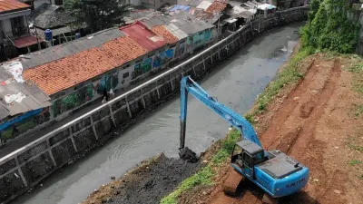 SDA Jakarta Selatan Berhasil Mengangkut 2.428 Meter Kubik Lumpur dan Sampah di Kali Cideng!