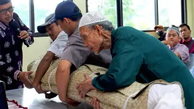 Di bidang pemakaman, melalui Dinas Pertamanan dan Hutan Kota (Distamhut), konsisten menggelar pelatihan pemulasaraan jenazah bagi masyarakat. (Sumber: beritajakarta.id | Foto: beritajakarta.id)