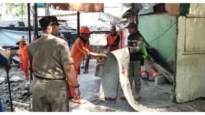 Petugas Gabungan Tertibkan Bangunan Liar yang Mengokupasi Trotoar dan Jalur Hijau di Jalan Ahmad Yani