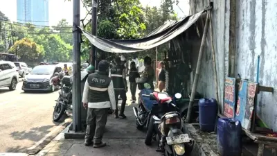 Satpol PP Tertibkan 10 Bangunan Semi Permanen Dan Lapak Pedagang di Jalan Garuda Gunung Sahari Selatan Jakarta Pusat! 