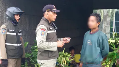 Satpol PP Jakarta Pusat menggelar penyisiran, penghalauan dan pengawasan terhadap gangguan ketertiban umum di Jalan Jenderal Sudirman, persisnya kolong simpang susun Semanggi, Kamis (16/4). (Sumber: Beritajakarta.id | Foto: Beritajakarta.id)