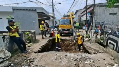 Amblas Dilintasi Truk, 25 Personel Gabungan Perbaiki Jembatan di Jalan Pule Ciracas Jakarta Timur!