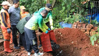 Operasi Pengendalian Ikan Sapu-sapu: Wali Kota Jaksel Muhammad Anwar Targetkan 5 Ton di 10 Kecamatan