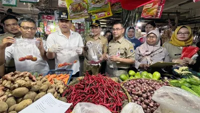 Pemkot Jakarta Timur melakukan pengawasan keamanan pangan terpadu di enam pasar tradisional. (Sumber: beritajakarta.id | Foto: beritajakarta.id)