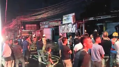 Diduga Korsleting Listrik, 65 Personel Gulkarmat Jakarta Timur Berhasil Padamkan Si Jago Merah di Pulo Gebang!