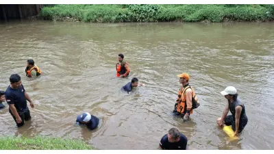 Operasi penangkapan ikan sapu-sapu di DKI Jakarta(Sumber: beritajakarta.id)