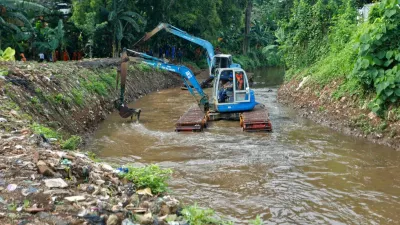 Suku Dinas Sumber Daya Air (SDA) Jakarta Selatan semakin mengintensifkan pengerukan saluran mikro maupun makro selama musim kemarau ini. (Sumber: beritajakarta.id | Foto: beritajakarta.id)