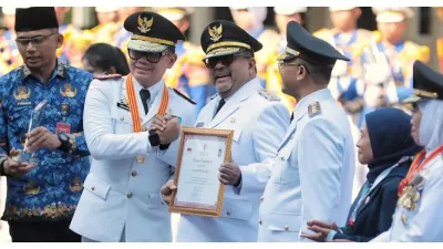 Wagub DKI Jakarta Rano Karno Menerima Penghargaan Penyelenggara Pemerintahan Daerah Terbaik 2025. (Sumber: beritajakarta.id)