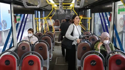 Pihak PT Transportasi Jakarta (Transjakarta) diketahui  memberikan fasilitas layanan shuttle, untuk membantu mobilitas warga (Sumber: beritajakarta.id | Foto: beritajakarta.id)