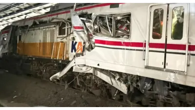Kecelakaan KRL Commuter Line dengan KA Argo Bromo Anggrek di Bekasi (Sumber: TikTok @kacamata_mika)
