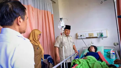 Presiden Prabowo Subianto menyatakan akan membangun flyover atau jalan layang guna menutup perlintasan sebidang kereta api di kawasan tersebut. (Sumber: setkab RI | Foto: setkab RI)