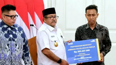 Pemprov DKI Jakarta melalui Wakil Gubernur DKI Jakarta, Rano Karno menyerahkan santunan jaminan kecelakaan dan asuransi kepada keluarga korban tragedi Stasiun Bekasi Timur (Sumber: Beritajakarta.id | Foto: Beritajakarta.id)