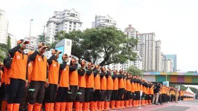 Suku Dinas Lingkungan Hidup (LH) Jakarta Pusat, siapkan 1.400 personel untuk membersihkan sampah usai Peringatan Hari Buruh Sedunia atau May Day, Jumat (1/5). (Sumber: beritajakarta.id | Foto: beritajakarta.id)