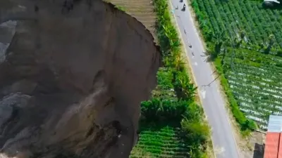 Lubang raksasa di Pondok Balik, Kecamatan Ketol, Aceh Tengah. (Sumber: X @aceh | Foto: X @aceh)