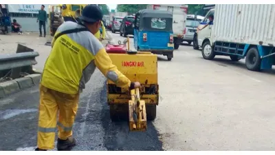 Pasukan Kuning Sudin Bina Marga Perbaiki 1.624 Titik Jalan Rusak di Jakarta Utara (Sumber: beritajakarta.id/ Anita Karyati)