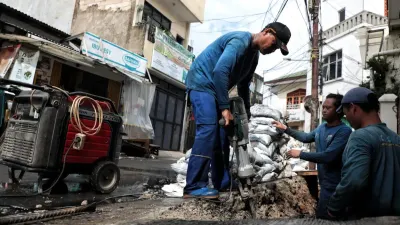 Penuh endapan lumpur, normalisasi saluran sepanjang 150 meter di Jalan Petamburan 3 RT 03/RW 04, Tanah Abang, Jakarta Pusat, (Sumber: Beritajakart.id | Foto: Beritajakarta.id)
