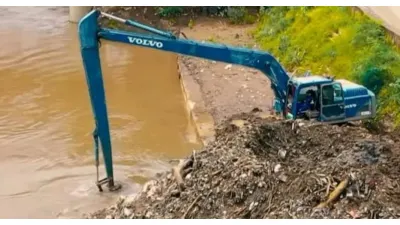 Digarap Sejak Agustus 2025, Progres Pengerukan Sedimen Lumpur dan Sampah di Kali Ciliwung Kini Mencapai 79,1 Persen