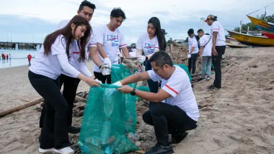 BRI Peduli Kumpulkan 931 Kg Sampah Anorganik Lewat Aksi Bersih Pantai di Bali
