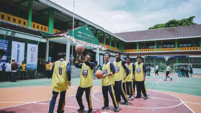 DBL Indonesia melalui DBL Academy menggelar Basketball Clinic sebagai bagian dari komitmen untuk menghadirkan pengalaman dan atmosfer basket DBL ke wilayah yang selama ini belum tersentuh agenda liga basket pelajar. (Dok DBL Indonesia)